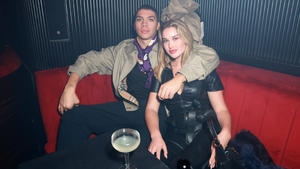 Bei einem Event in London kuschelt er mit einem US-Model