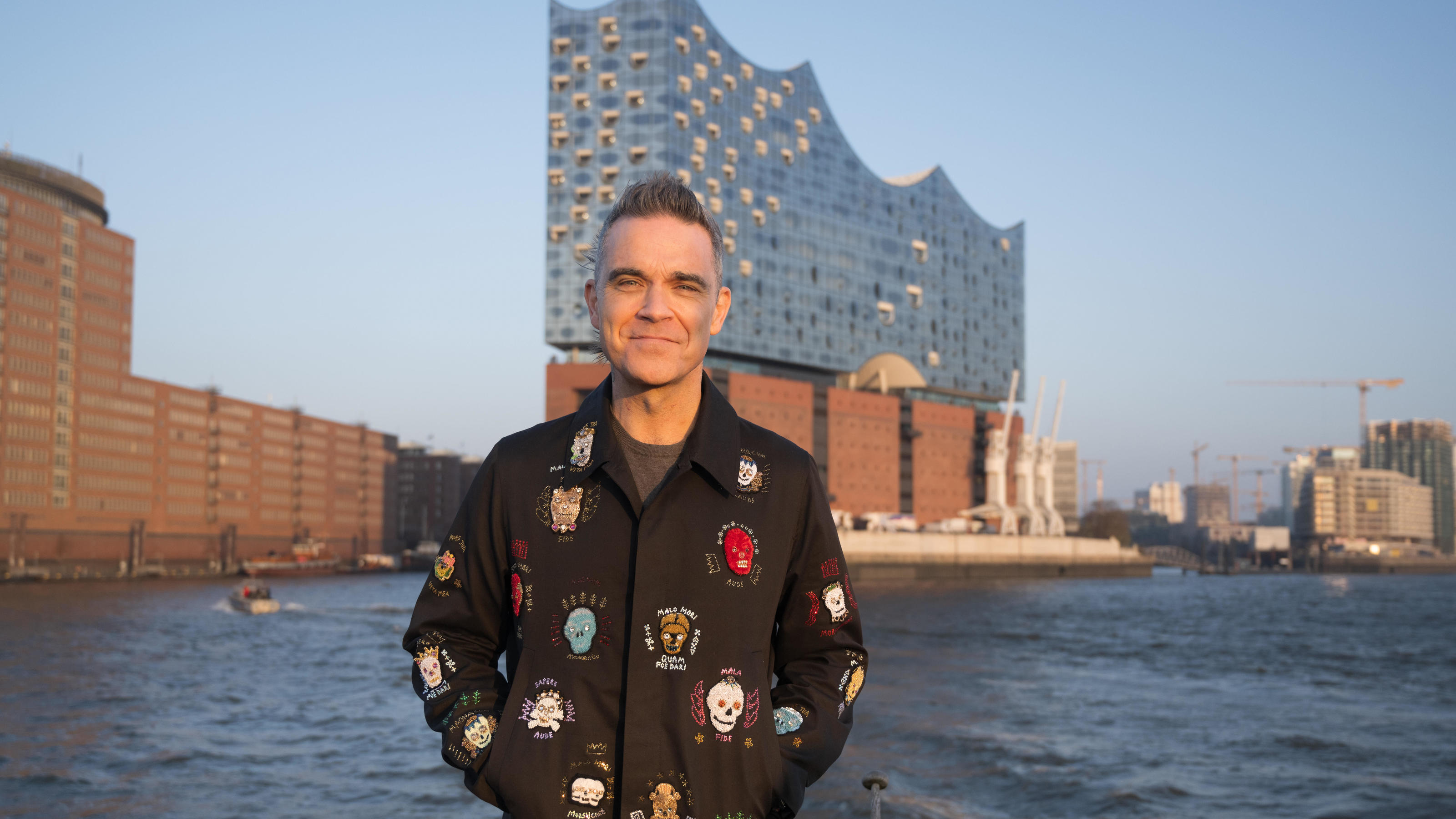 Robbie Williams posiert beim Fotocall auf einer Barkasse in Hamburg ein Tag vor seinem Konzert vor der Elbphilharmonie.***Robbie Williams poses in front of the Elbphilharmonie in Hamburg on November 14, 2022.***