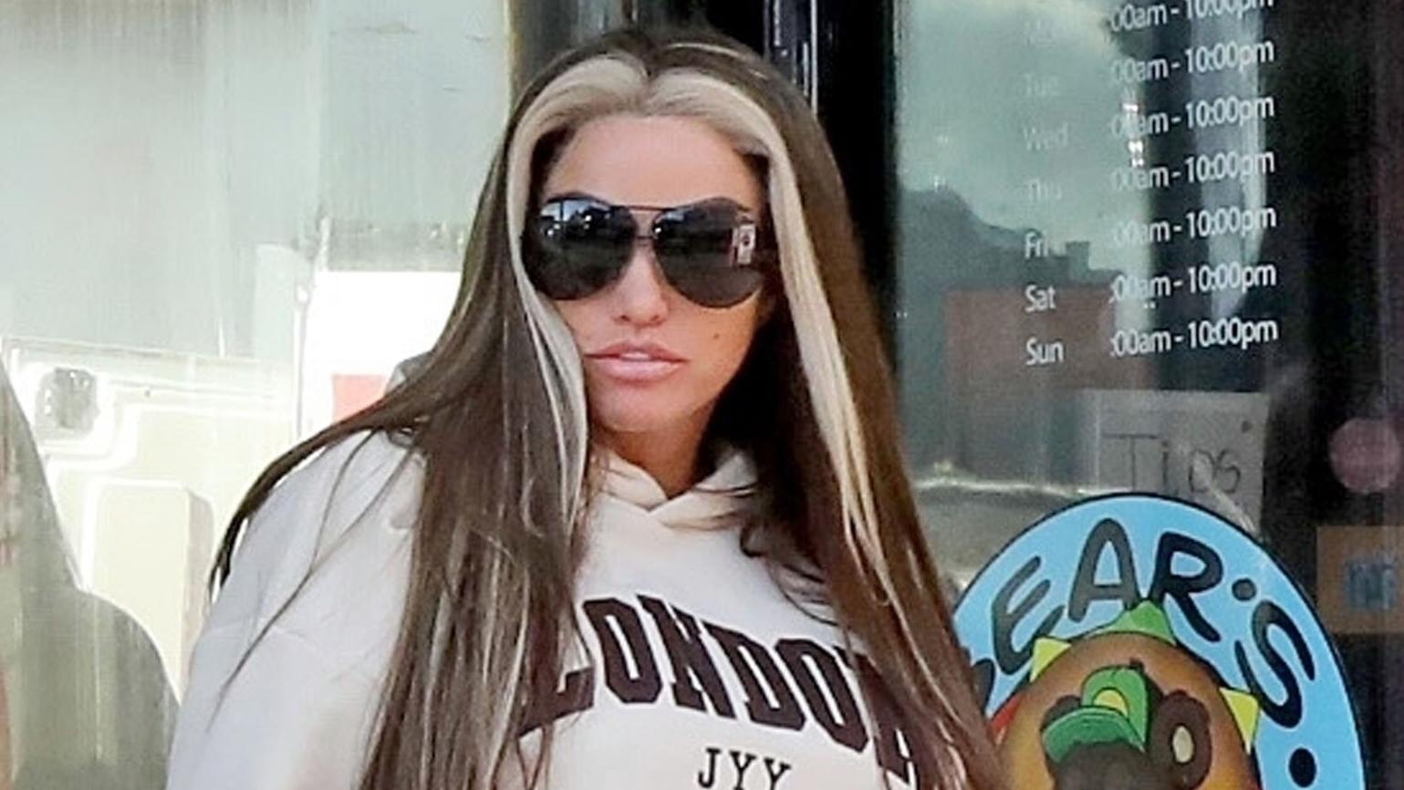 SONDERKONDITIONEN: MINDESTHONORAR: BGUK_2514427 - Littlehampton, UNITED KINGDOM - *EXCLUSIVE* - The British Glamour Model Katie Price aka Jordan is spotted back in the UK fresh from her relaxing holiday vacation out in Thailand.Katie enjoyed a little
