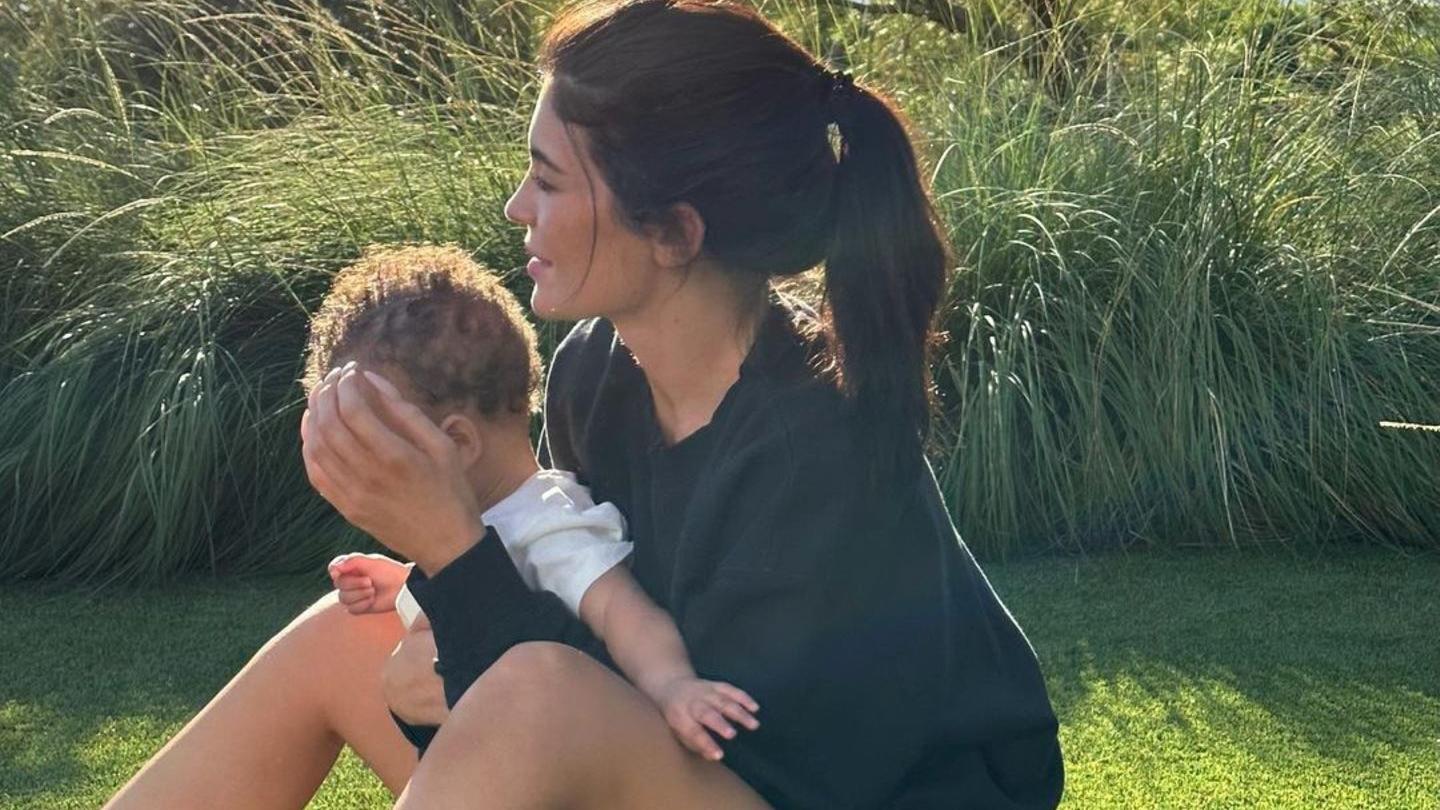 Kylie Jenner mit ihrem Sohn, der im Februar 2022 zur Welt kam
