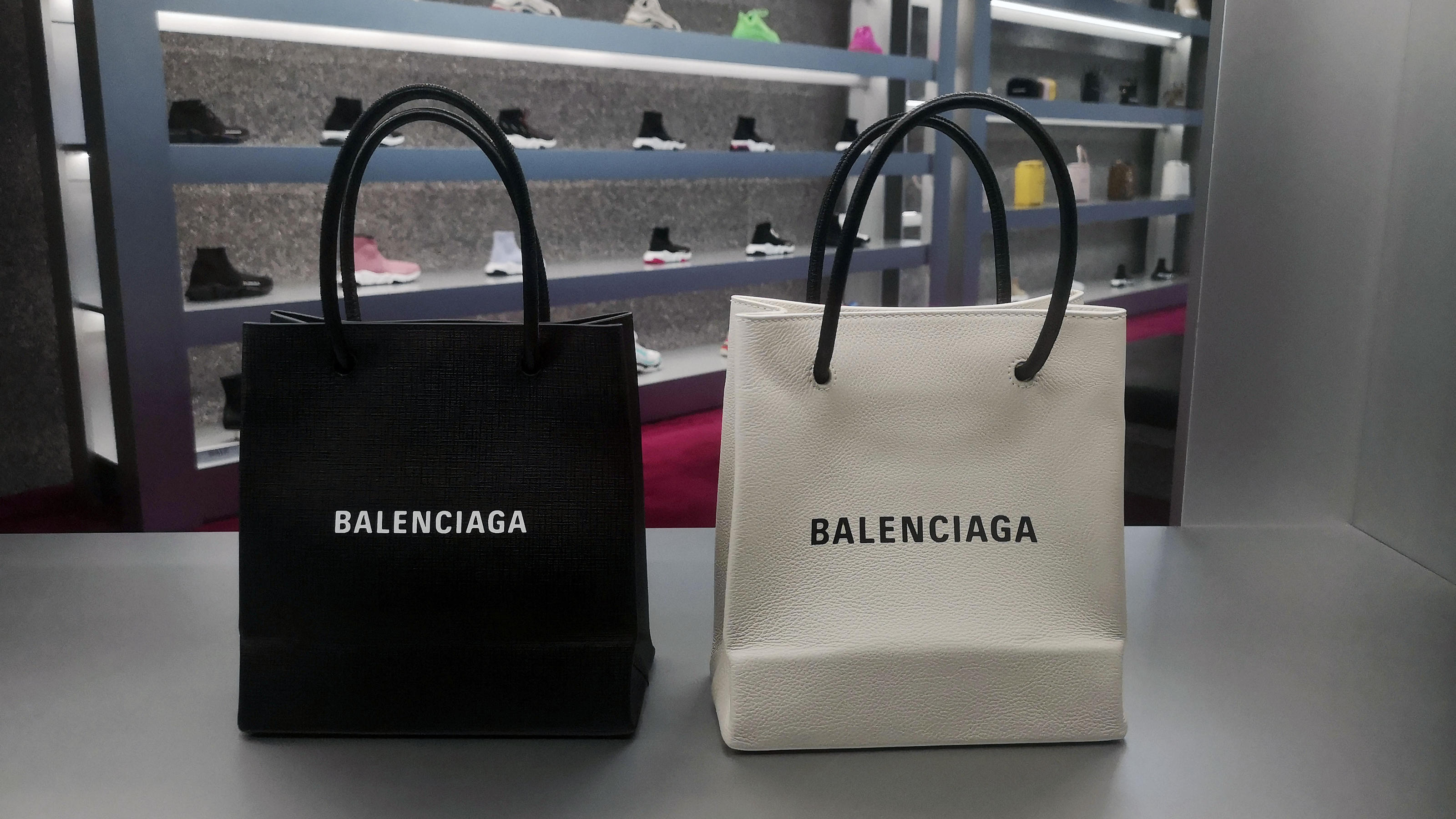 Das Modellabel Balenicaga hat mächtig Ärger, nachdem zwei Werbekampagnen schief gingen.