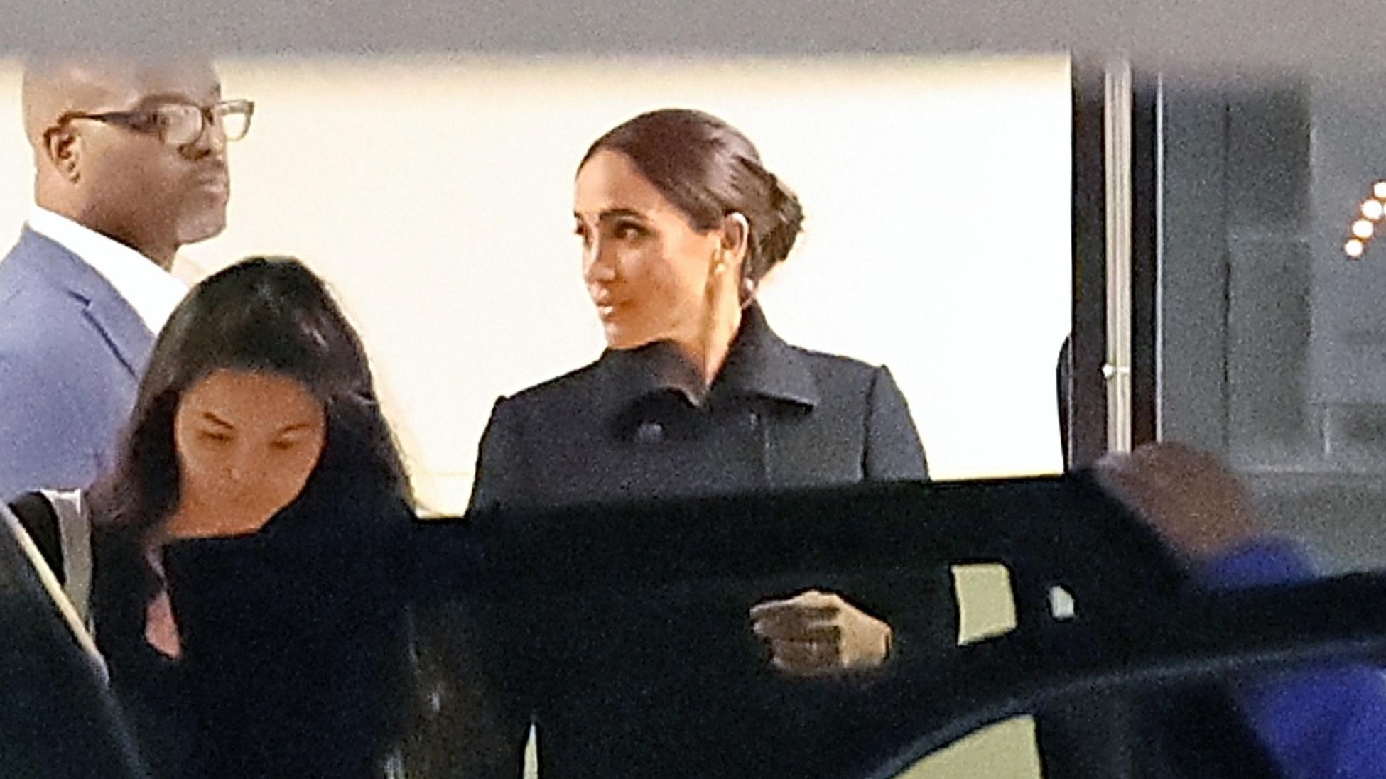 SONDERKONDITIONEN: MINDESTHONORAR: *EXCLUSIVE* Indianapolis, IN - Meghan Markle leaves from the Indianapolis Colts private team hanger on a jet after flying in for just three hours. The Duchess wore a black jacket and blue, turquoise-hemmed skirt and