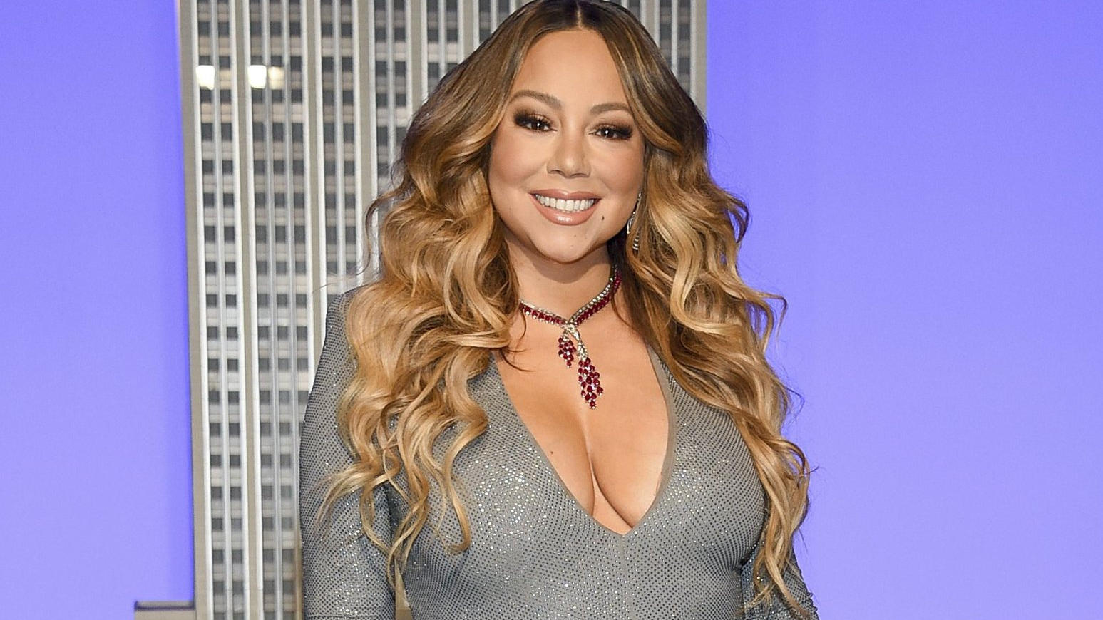 ARCHIV - 17.12.2019, USA, New York: Mariah Carey, Sängerin aus den USA, nimmt anlässlich des 25. Jahrestages der Veröffentlichung ihrer Single «All I Want For Christmas Is You» an der feierlichen Beleuchtung des Empire State Buildings teil. (zu dpa «
