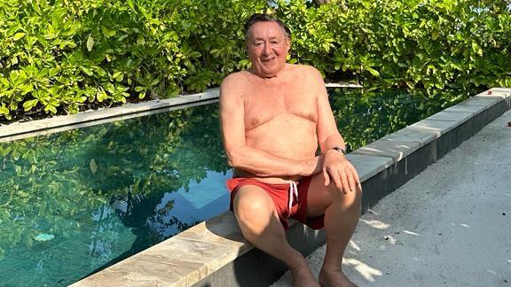 Richard Lugner versucht am Pool zu entspannen