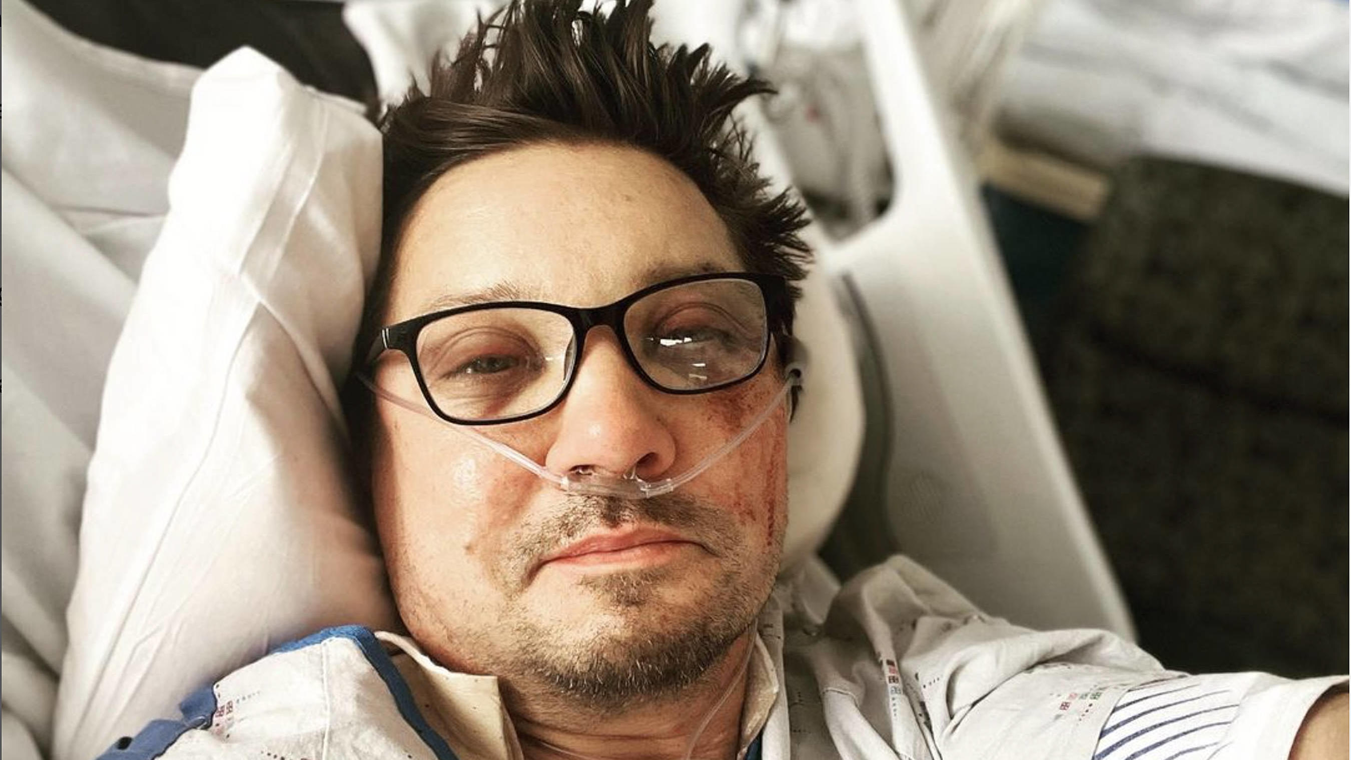 Auf Instagram teilt Jeremy Renner Bilder von sich nach seinem Unfall. 