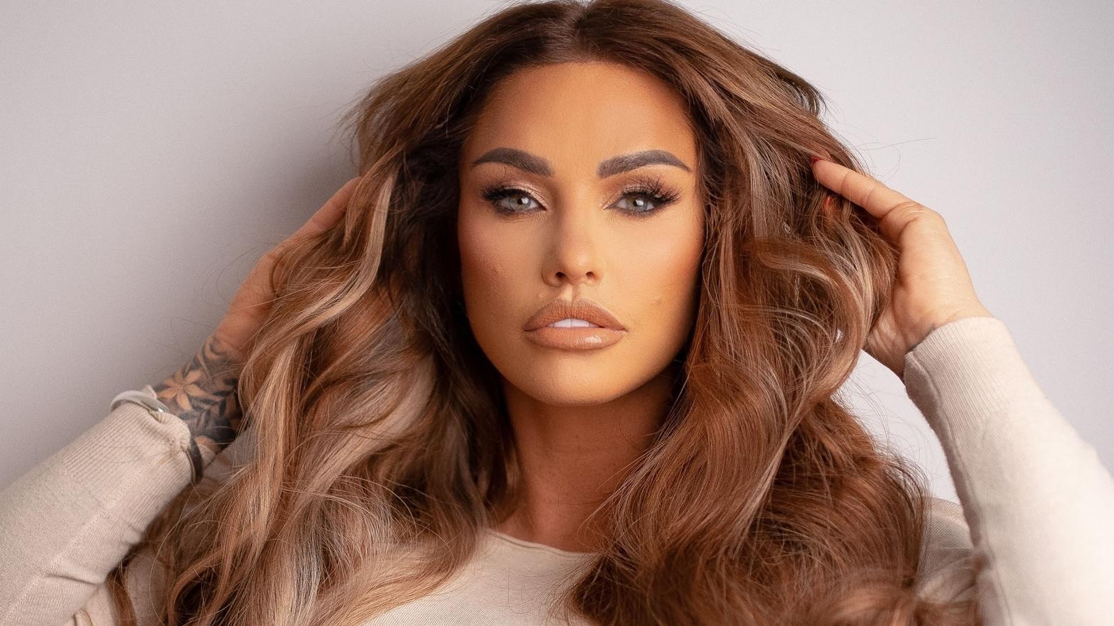 SONDERKONDITIONEN: MINDESTHONORAR: BGUK_2541407 - UK, UNITED KINGDOM - *EXCLUSIVE* -   British Glamour Model Katie Price stuns in photoshoot for her new ambassadorship with unique hair! The star looked sensational with her brown locks as Katie has al
