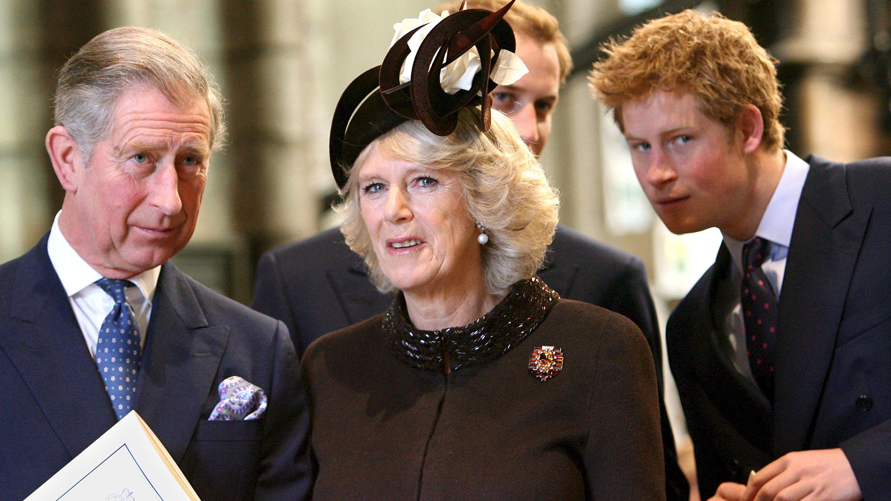 ARCHIV - 19.11.2007, Großbritannien, London: Charles (l), damals Prinz von Wales, seine Frau Camilla und seine Söhne William (hinten, verdeckt) und Harry (r) nehmen an der Feier zur Diamantenen Hochzeit von Königin Elisabeth II. und Prinz Philip in d
