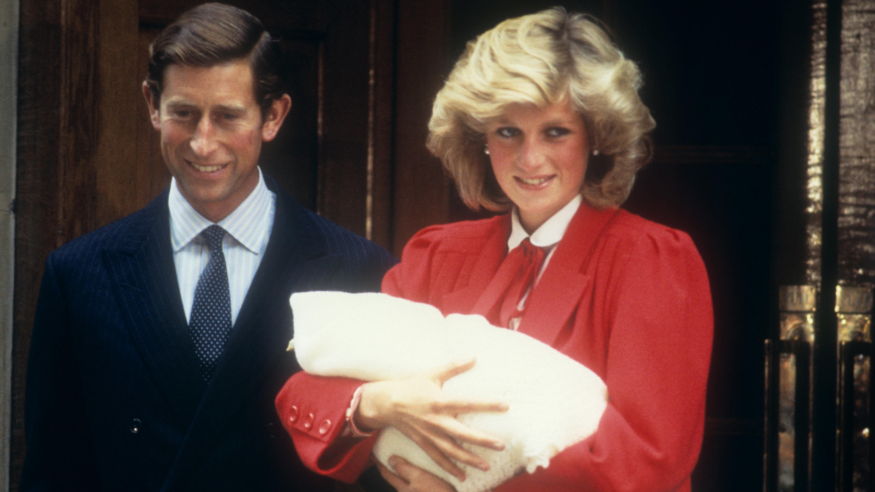 Prinzessin Diana hält ihren neugeborenen Sohn Prinz Harry auf den Armen, als sie mit ihrem Mann Prinz Charles das Krankenhaus verlässt.