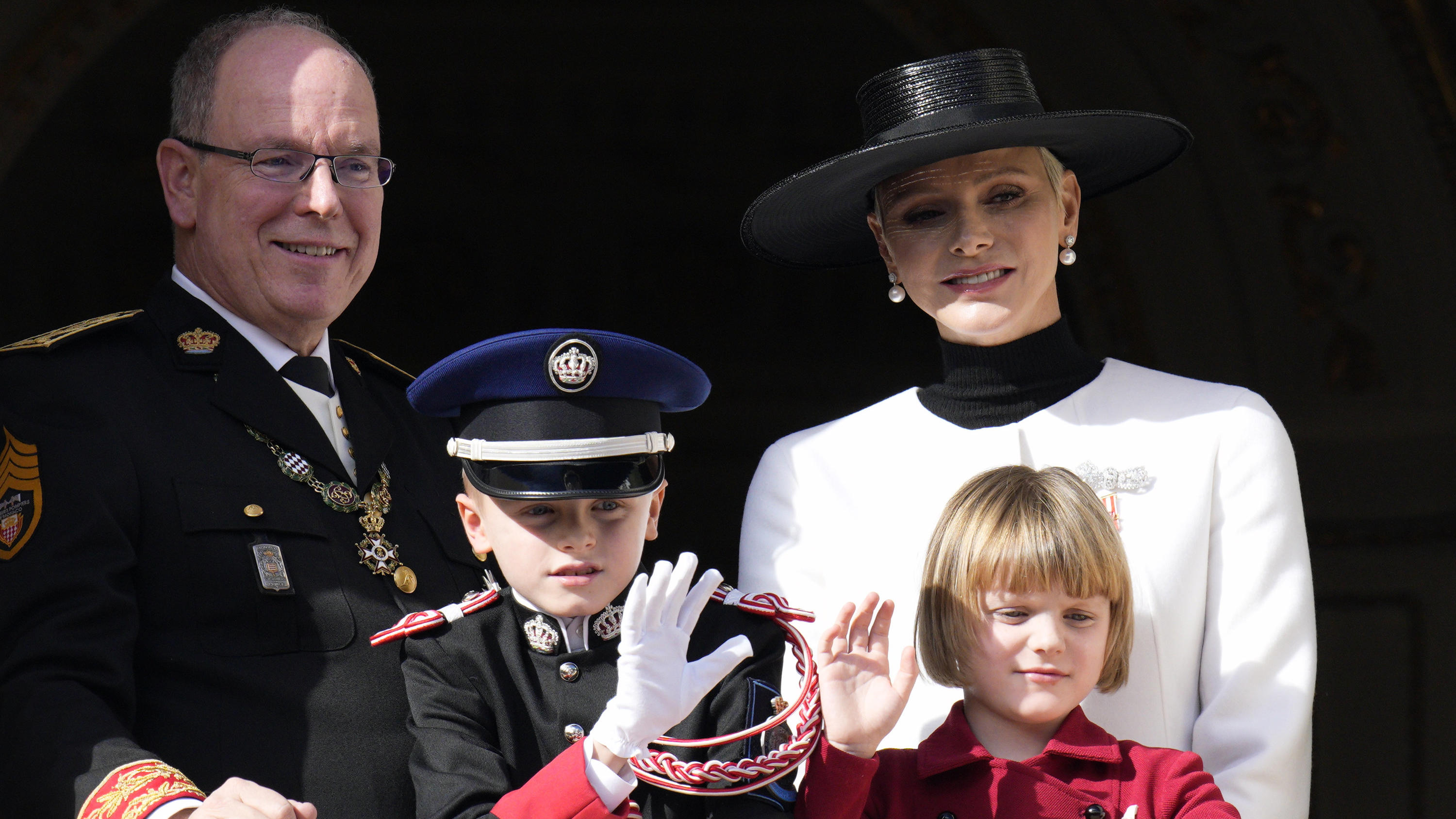 ARCHIV - 19.11.2022, Monaco: Fürst Albert II. (l) von Monaco und Fürstin Charlene, stehen mit ihren Kindern Prinz Jacques und Prinzessin Gabriella auf dem Balkon des monegassischen Palastes während der Feierlichkeiten zum Nationalfeiertag. Welche Plä