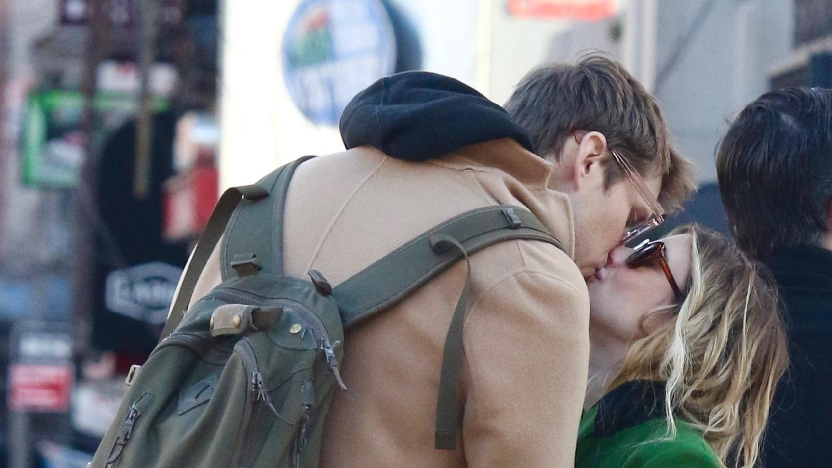 SONDERKONDITIONEN: MINDESTHONORAR: New York, NY - *EXCLUSIVE* - Actress Emma Roberts and her boyfriend Cody John are all smiles as they hold hands and kiss during a romantic PDA-filled moment in Manhattan’s Downtown area.Pictured: Emma Roberts, Cody 