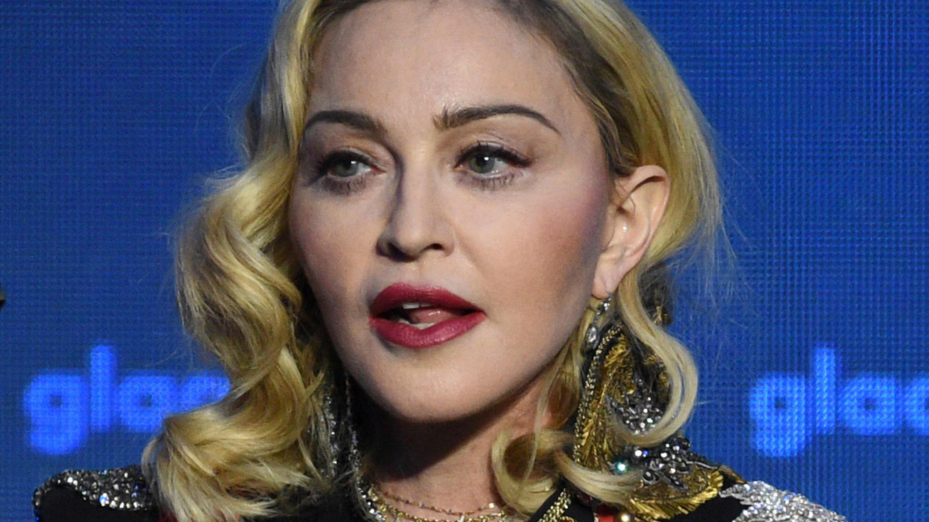ARCHIV - 05.05.2019, USA, New York: Madonna, US-amerikanische Sängerin, nimmt den «Advocate for Change-Award» bei den 30. jährlichen GLAAD Media Awards entgegen. (zu dpa: «Madonna kündigt Zusatzkonzerte an») Foto: Evan Agostini/Invision/AP/dpa +++ dp