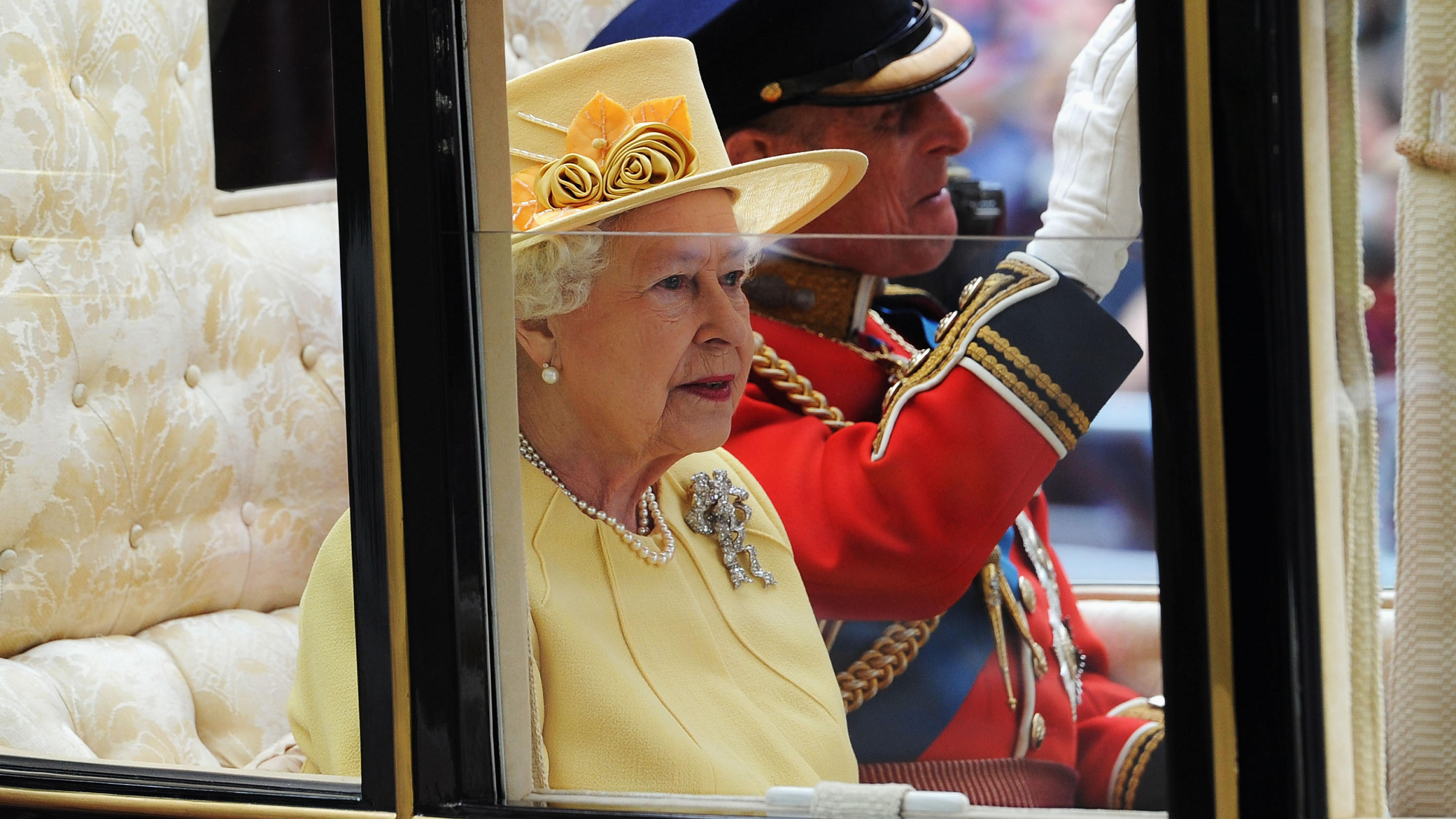 Not amused! Queen Elizabeth II. hatte bei der Hochzeit von Prinz William und Prinzessin Kate ein Loch im Handschuh.
