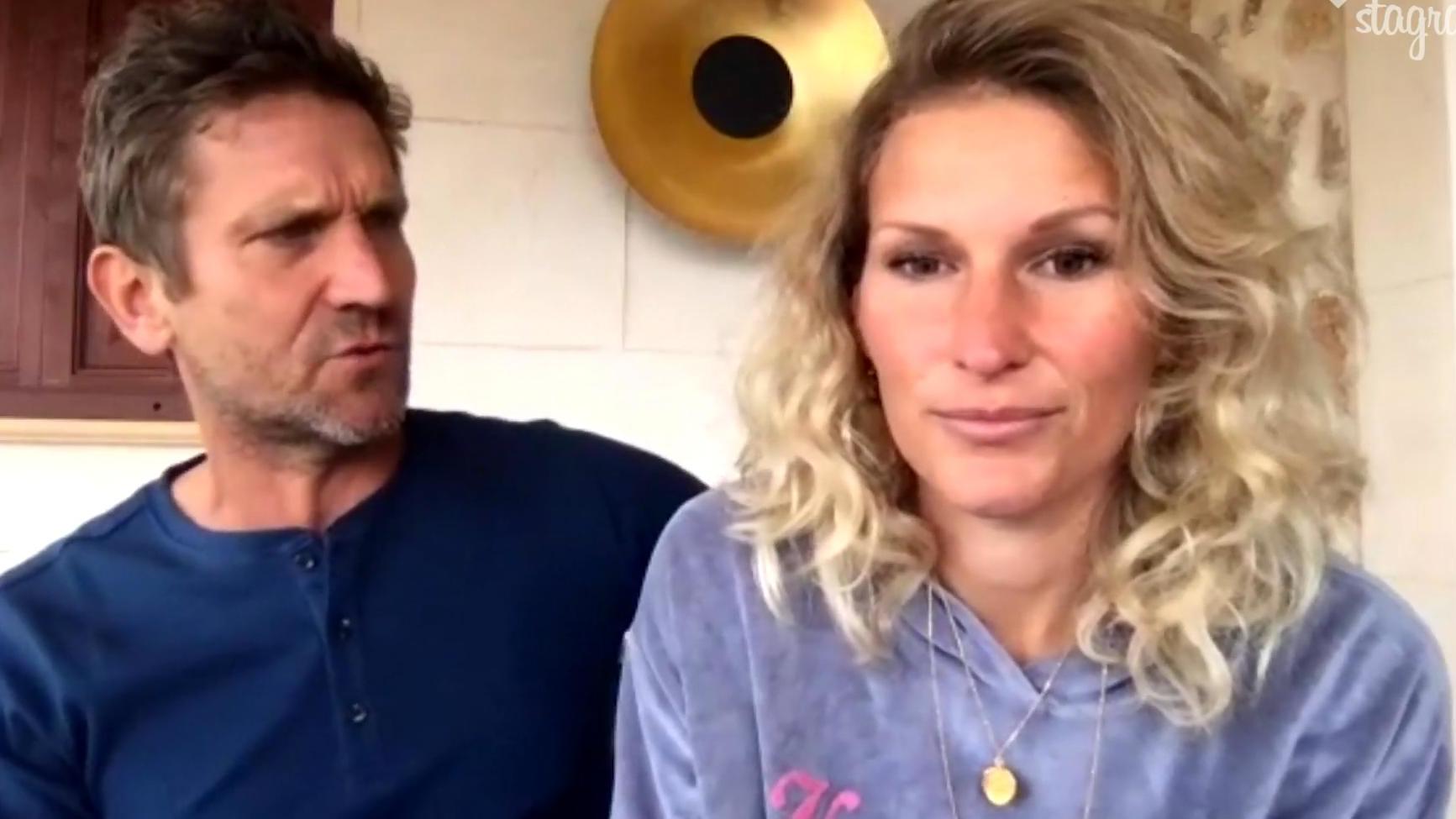 Peer Kusmagk und Janni Hönscheid schauen beim Video-Interview ernst in die Kamera.