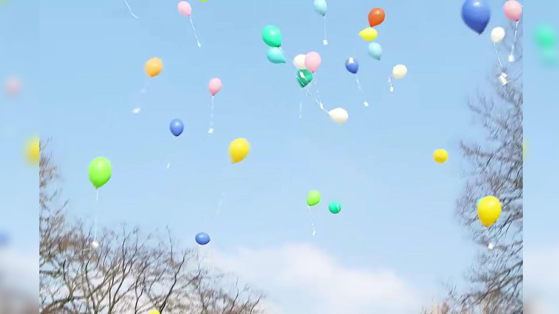 Nach dem Trauergottesdienst für Tim Lobinger lassen seine Liebsten bunte Luftballons in den Himmel steigen.