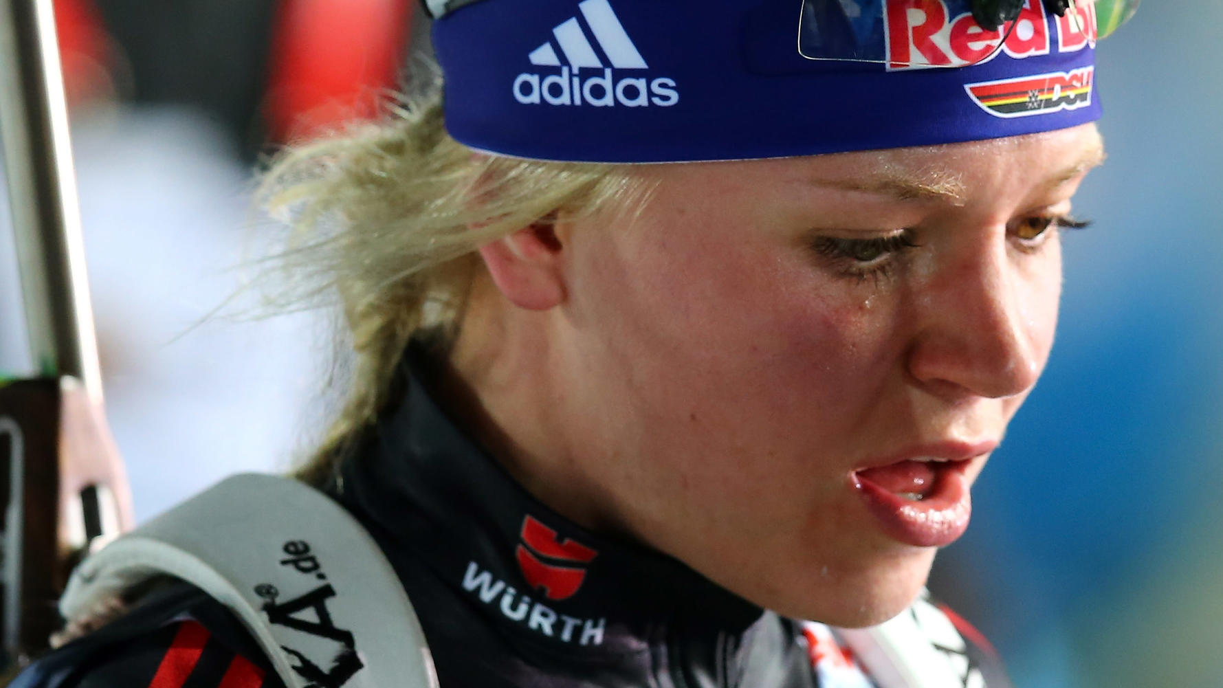 Miriam Neureuther atmet erschöpft bei den IBU Biathlon World Championships im Februar 2013