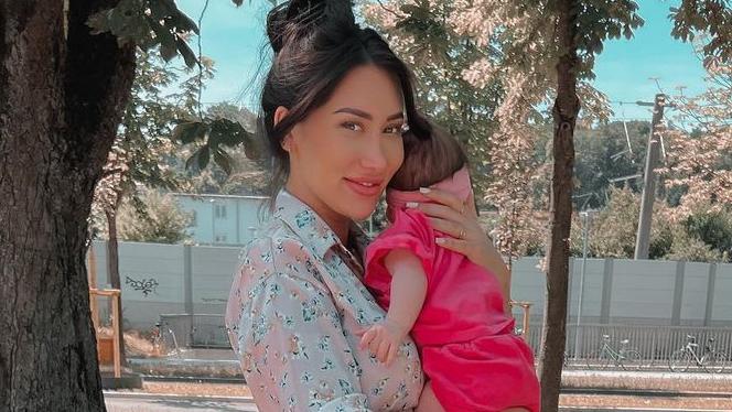 Samira Klampfl mit ihrem Töchterchen Nova.