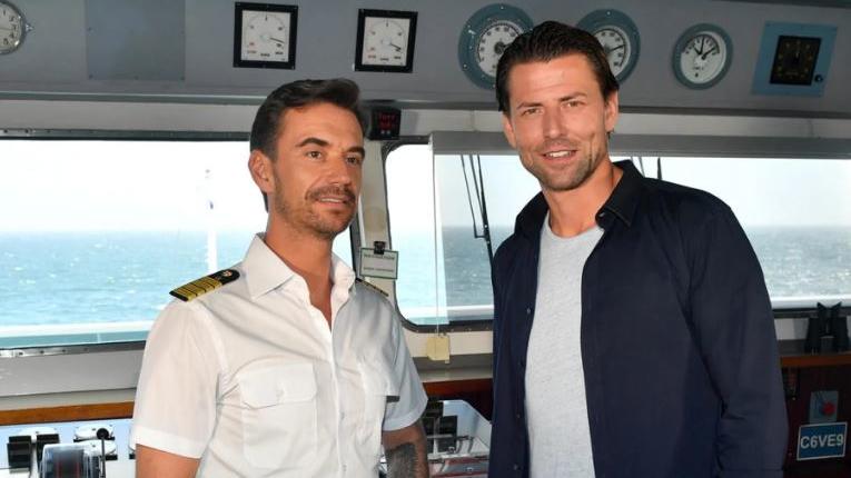 Der ehemalige Nationaltorwart Roman Weidenfeller (r.) besucht Kapitän Max Parger (Florian Silbereisen) auf der Brücke des "Traumschiffs".