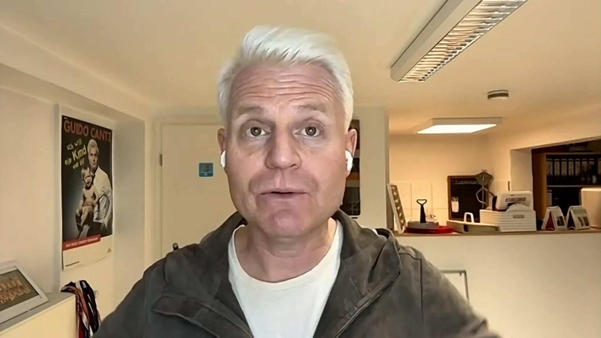 Wie er mit militanten Veganern umgeht!