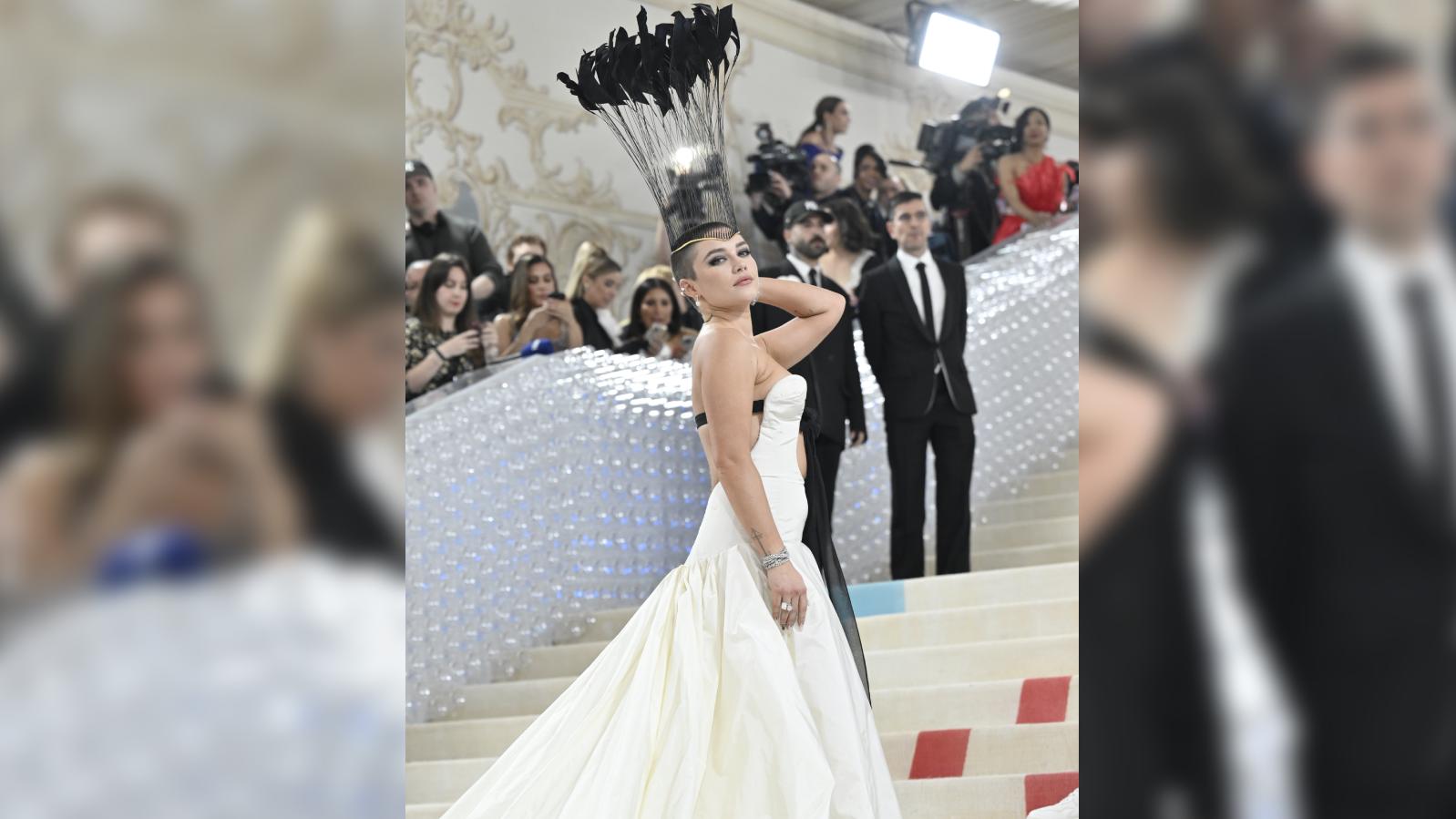 Florence Pugh mit frisch geschorenen Haaren und imposantem Kopfschmuck bei der Met Gala.