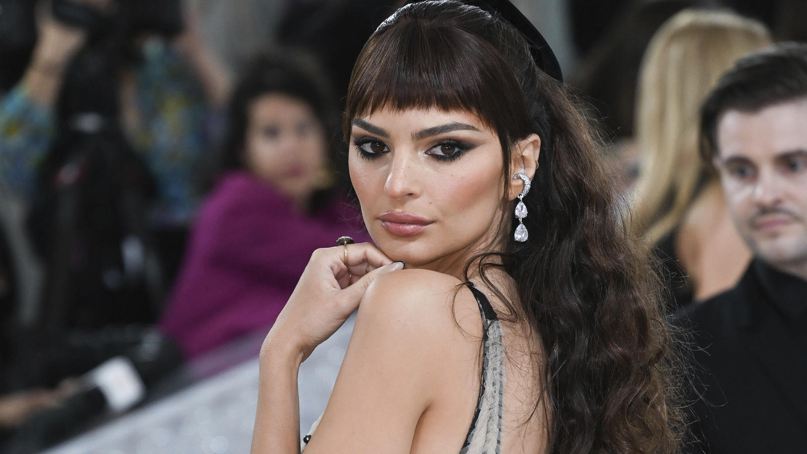 Emily Ratajkowski strahlte mit neuem Pony bei der Met Gala 2023.