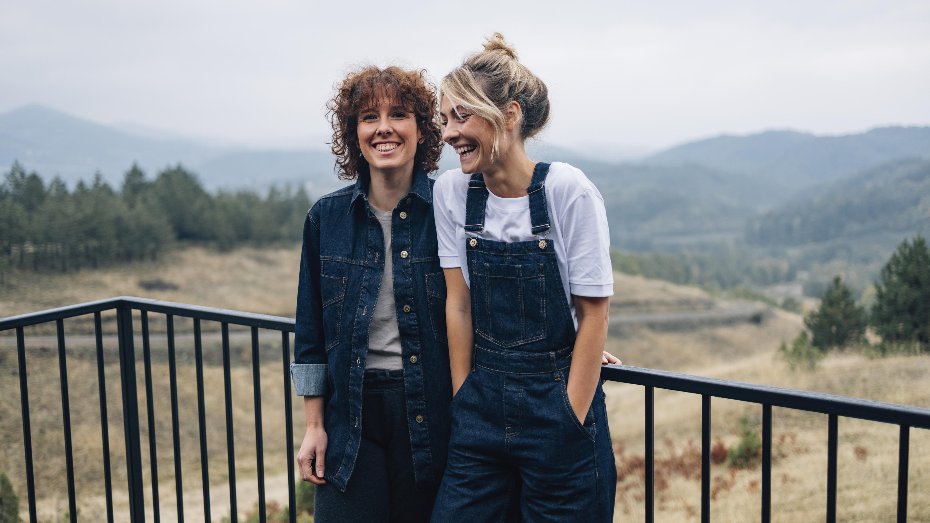 Zwei Frauen lachen in der Natur