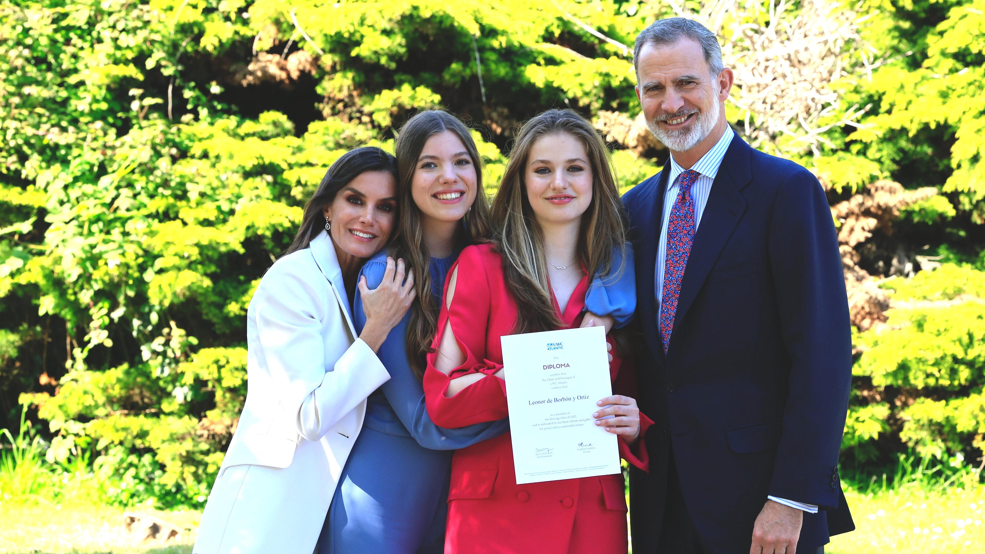 Königin Letizia, Prinzessin Sofía, Prinzessin Leonor und König Felipe von Spanien freuen sich über Leonors Schulabschluss.