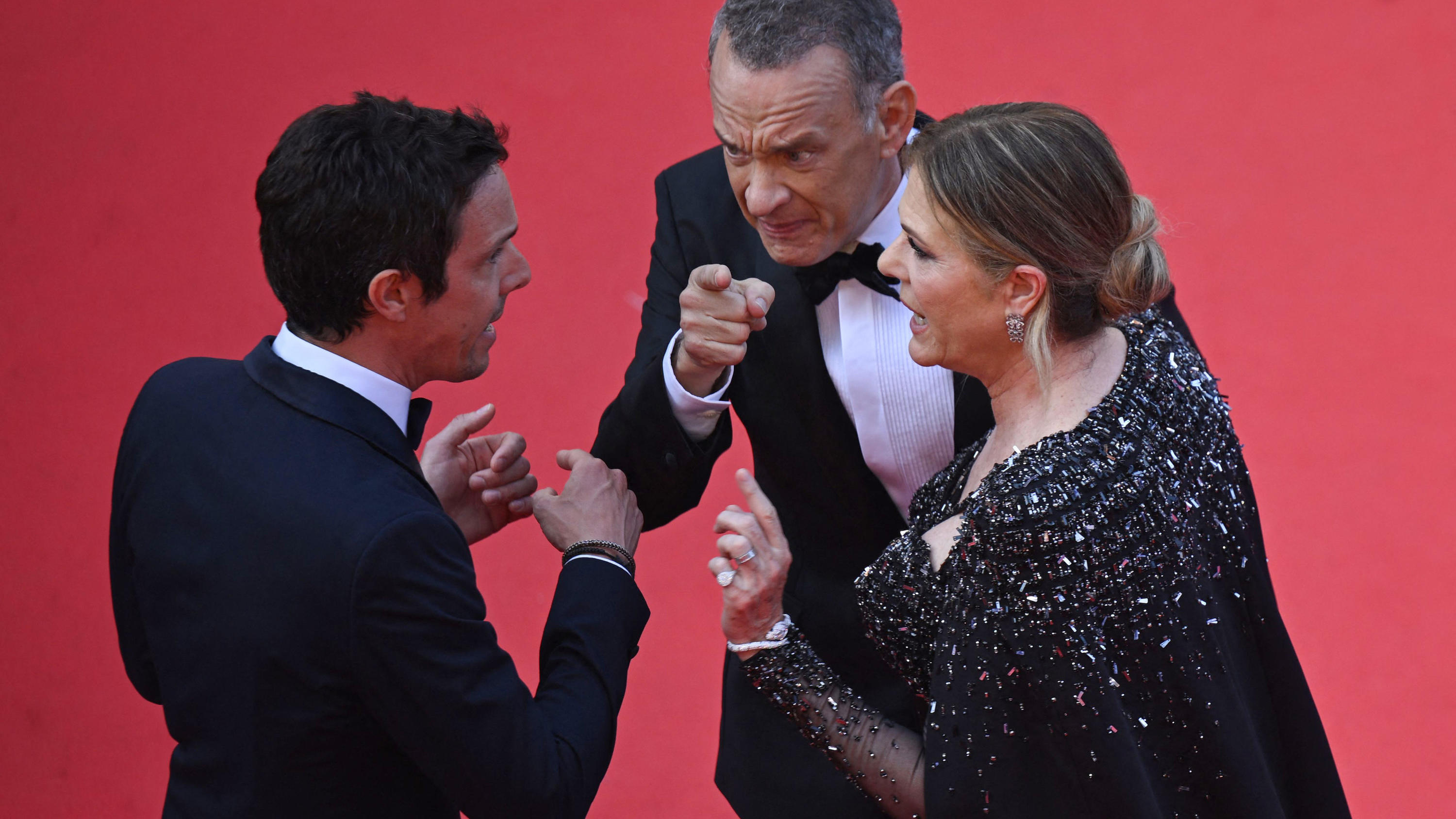 Tom Hanks und seine Frau Rita Wilson diskutieren in Cannes auf dem roten Teppich.