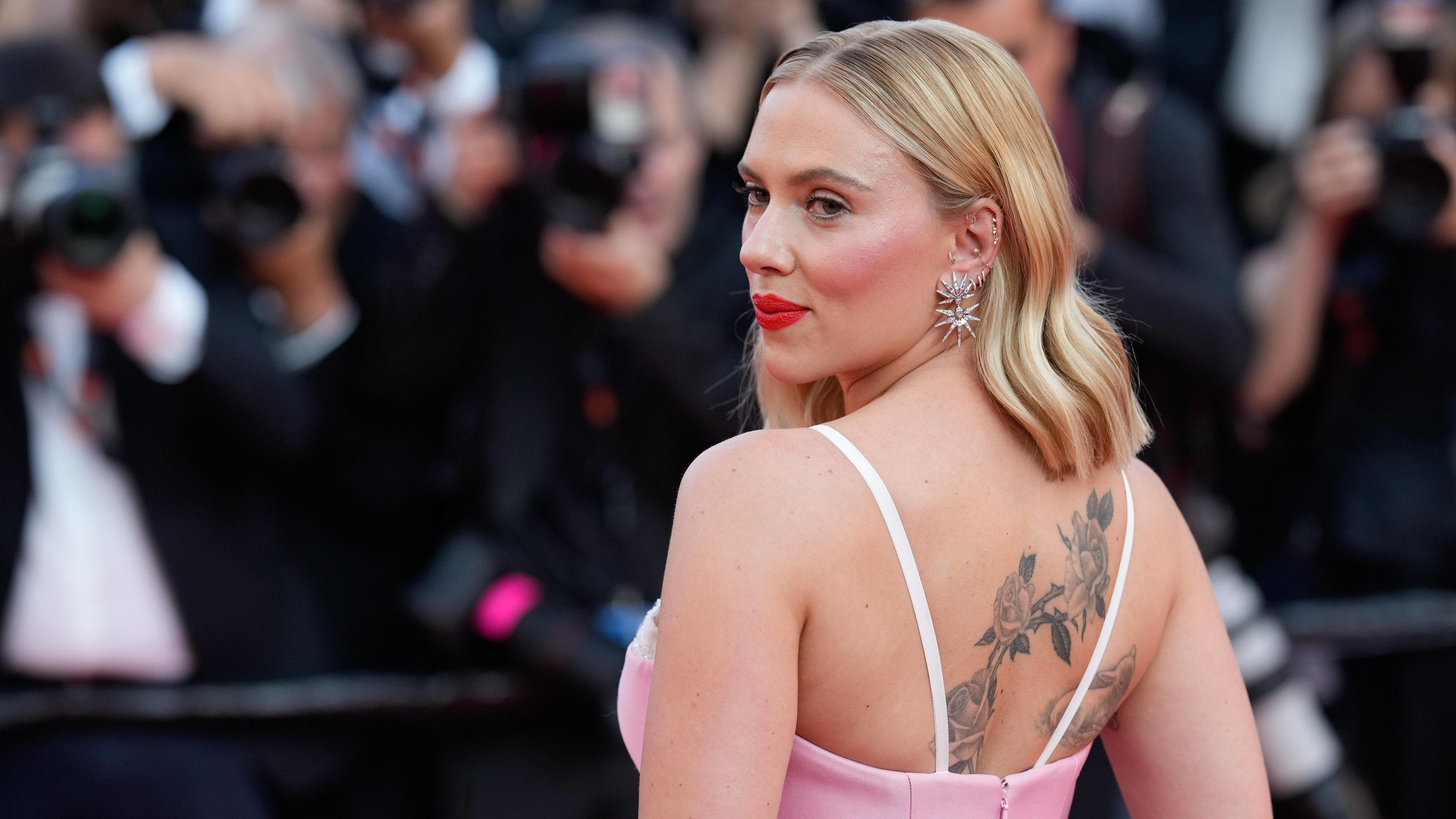 Scarlett Johansson zeigt stolz die Tattoos auf ihrem Rücken.