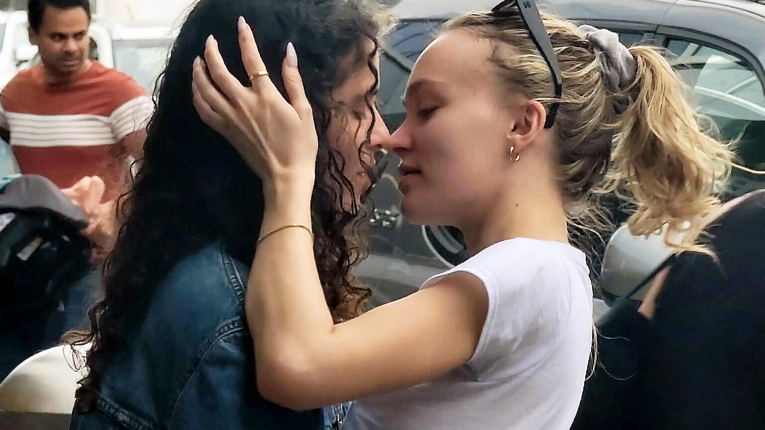Lily-Rose Depp knutscht mit Freundin