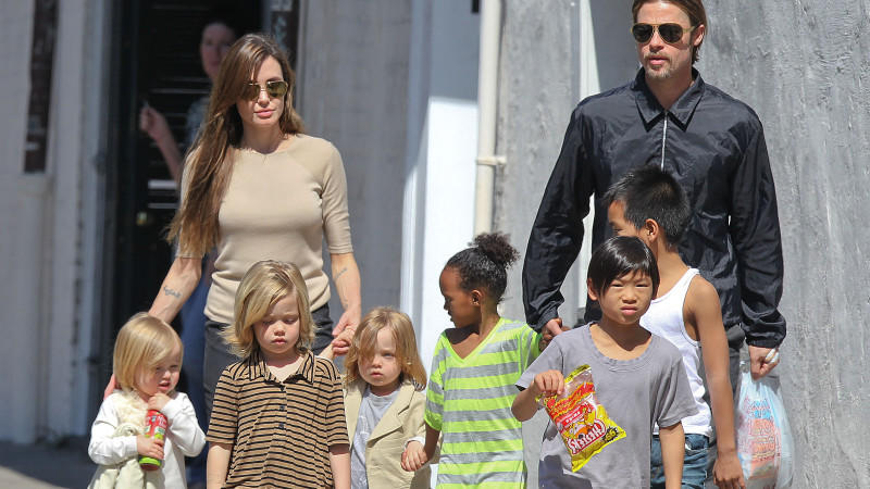 Brad Pitt und Angelina Jolie unterwegs mit ihren sechs Kindern.