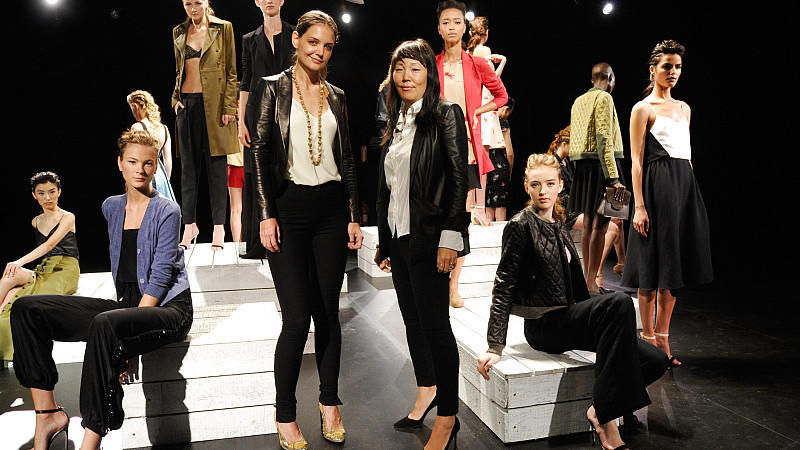 Katie Holmes hat auf der New York Fashion Week ihr Debüt als Designerin gegeben