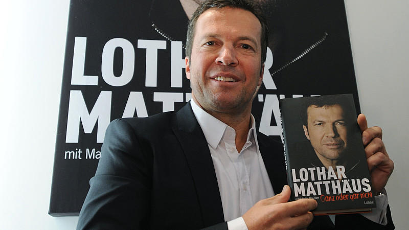 Lothar Mattäus mit seiner Biografie 'Ganz oder gar nicht'