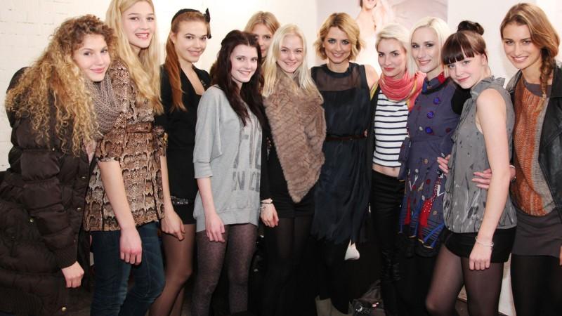 Eva Padberg mit ihren Nachwuchsmodels bei 'Das perfekte Model'.