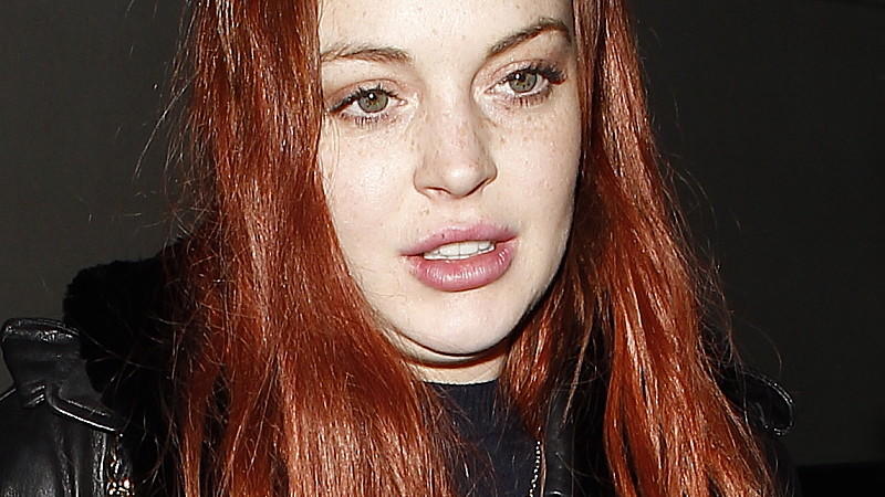 Lindsay Lohan schlägt Frau ins Gesicht