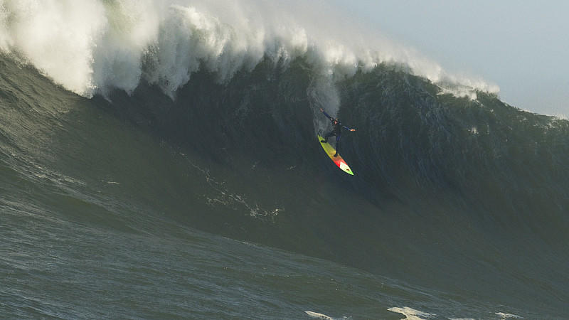 Atemberaubend: Surfer reitet Riesenwelle