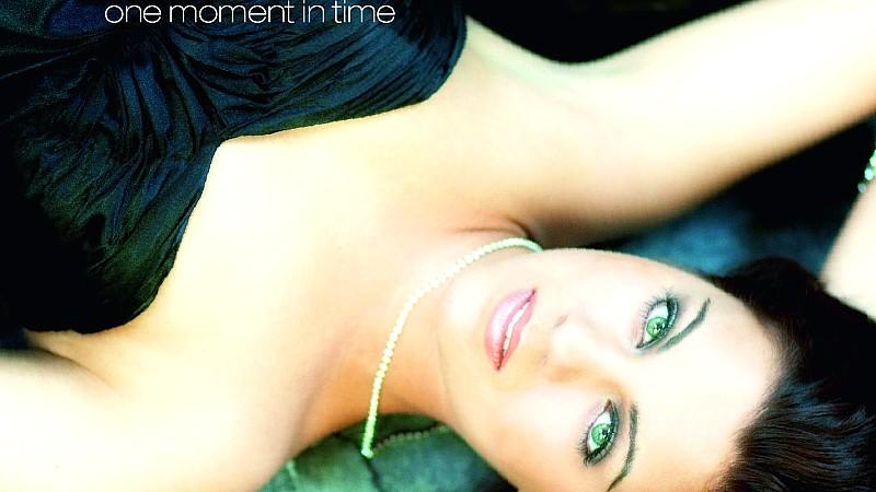 Sarah Kreuz hält ihr erstes Album in den Händen: ''One Moment In Time''