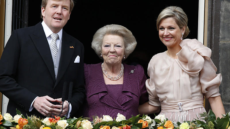 Willem-Alexander zeigt sich als neuer König seinem Volk