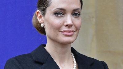 Jolie denkt über Eierstock-Entfernung nach