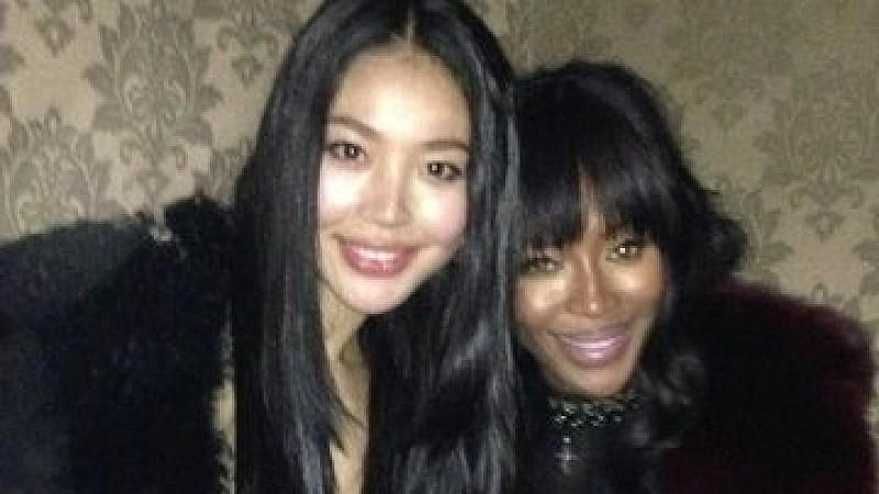 Luo Zilin und Naomi Campbell