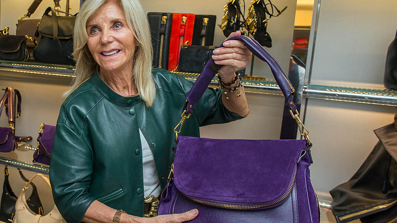 Boutiquebesitzerin Trudie Götz mit einer ähnlichen Tasche