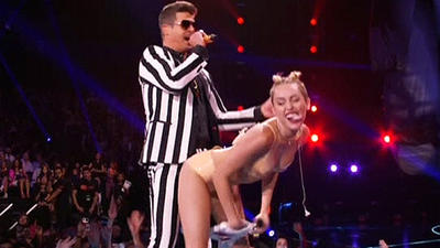 Miley Cyrus blamiert sich bei den VMAs
