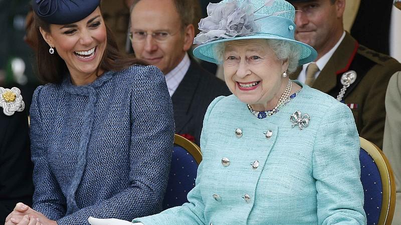 Queen Elizabeth lädt Catherines Eltern zu Weihnachten ein