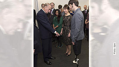 Prinz Philip witzelt über Beinprothese