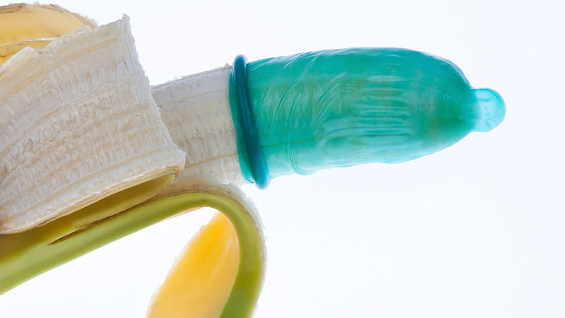 Sexspielzeug selber machen: Banane mit Kondom. © picture alliance, CHROMORA...