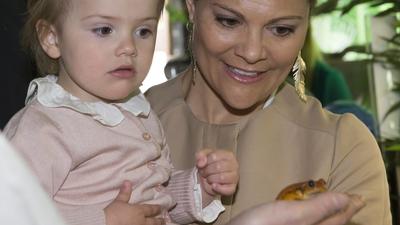 Estelle und Victoria bei einer Froschausstellung
