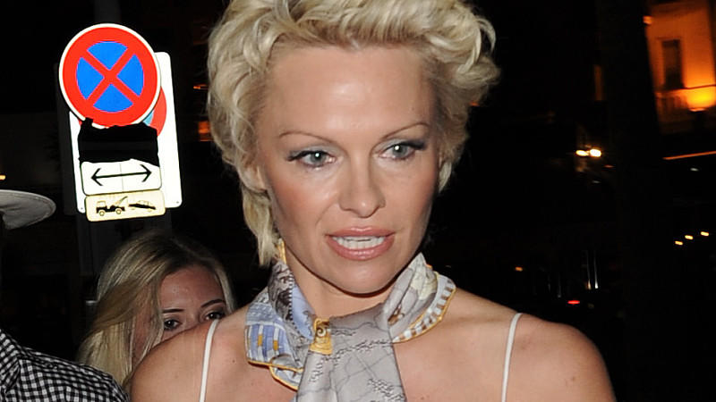 Pamela Anderson schockt in Cannes mit einem krassen Geständnis.
