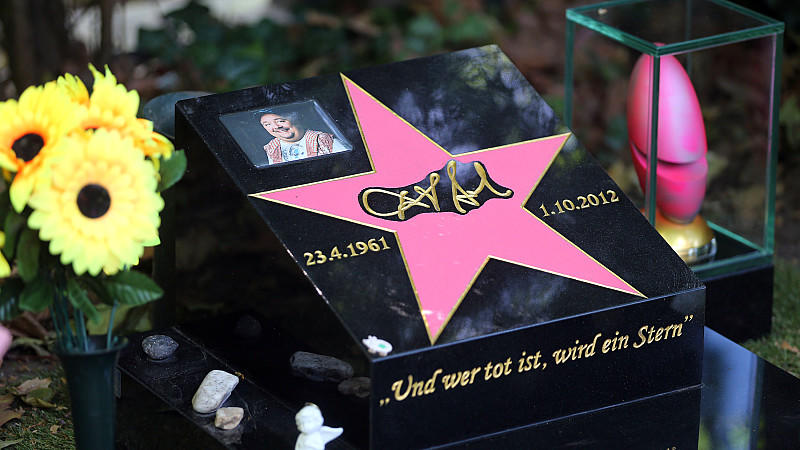 Ganz in Pink: Am Grab des verstorbenen Kölner Schauspielers und Komikers wurde die Trophäe des Deutschen Comedypreises installiert.