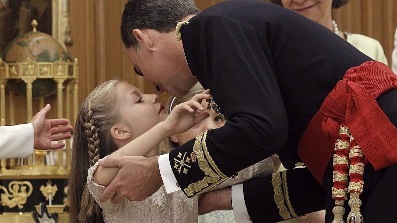 Küsschen von Leonor für Felipe VI.