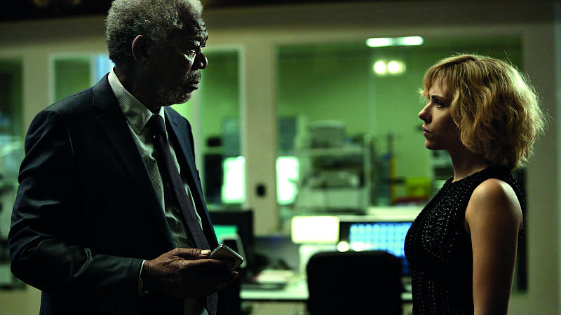 Scarlett Johansson und Morgan Freeman in dem neuen Actionfilm 'Lucy' von Luc Besson.