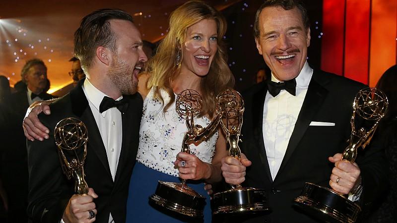 Aaron Paul, Anna Gunn und Bryan Cranston bei den Emmy Awards 2014.